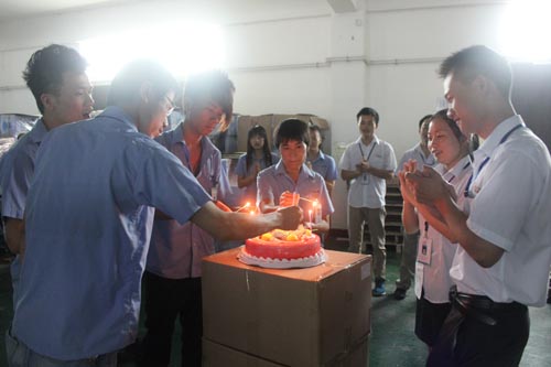 壽星們點蠟燭，大家齊唱生日快樂歌